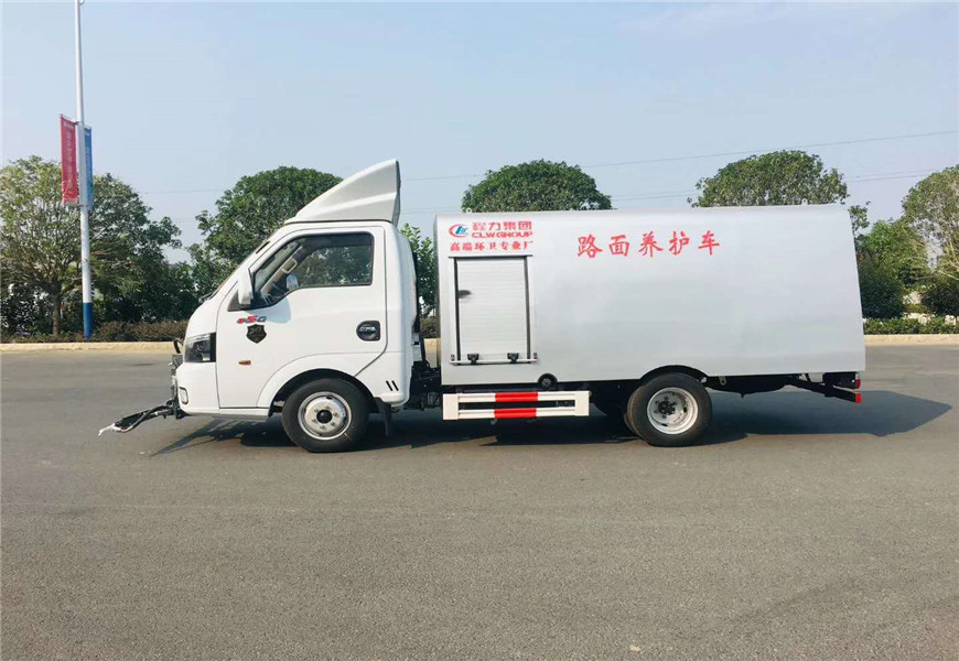 東風(fēng)小多利卡路面養(yǎng)護車側(cè)面圖